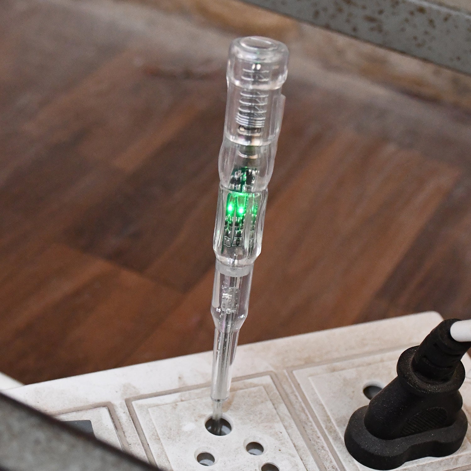 Electrical Detector Slotted Screwdriver With Small Batteries (1 Pc) Electrical Detector Slotted Screwdriver With Small Batteries (1 Pc)